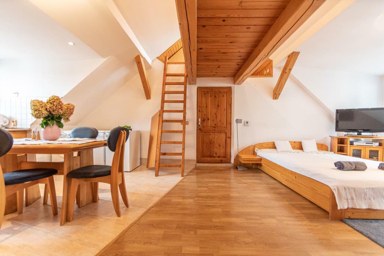Apartmán Romanticke V Podkrovi Idealne Pre Pary Alebo Rodinku-self Check Bratislava